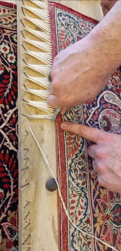 Artisan travaillant sur les franges
