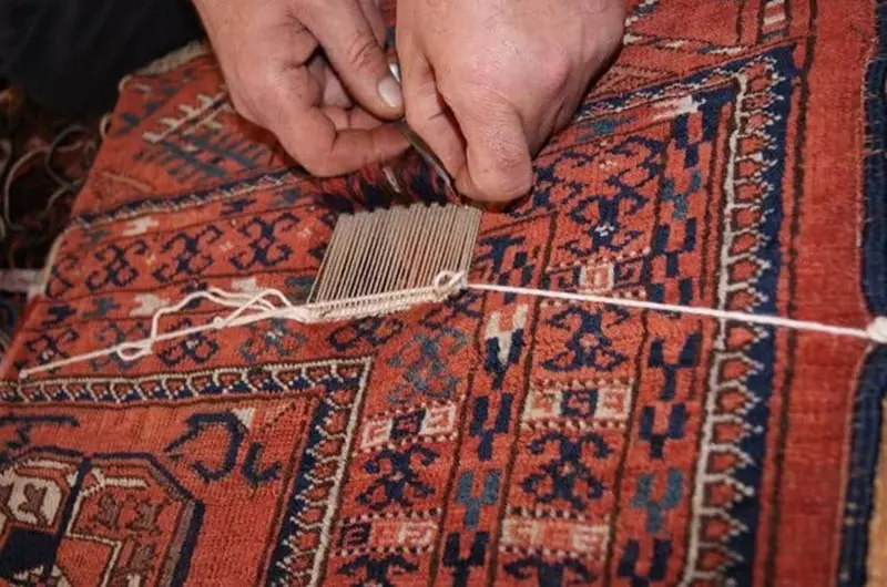 Restauration de trous dans un tapis d'Orient