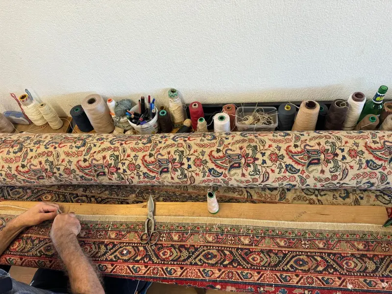 Artisan travaillant sur les lisières