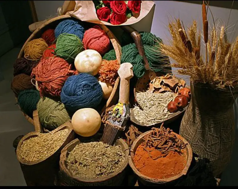 Pigments naturels et laines teintes selon les traditions persanes