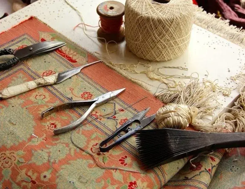 Outils traditionnels de restauration de tapis